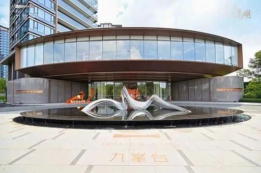 健身房,高尔夫球练习室,儿童游乐区,书吧;紧邻约400亩智湖公园,秀丽河
