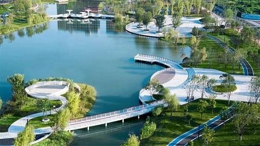 峯台是一个把"165㎡起步的纯大平层尺度,智湖公园和秀丽河的生态资源